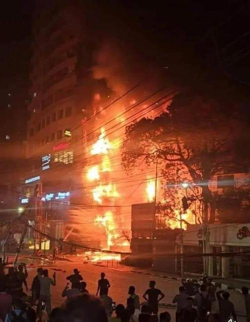 鄂尔多斯购物中心火灾老板-鄂尔多斯市发生一起火灾 致5人死亡13人受伤-第3张图片 鄂尔多斯购物中心火灾老板-鄂尔多斯市发生一起火灾 致5人死亡13人受伤-第3张图片